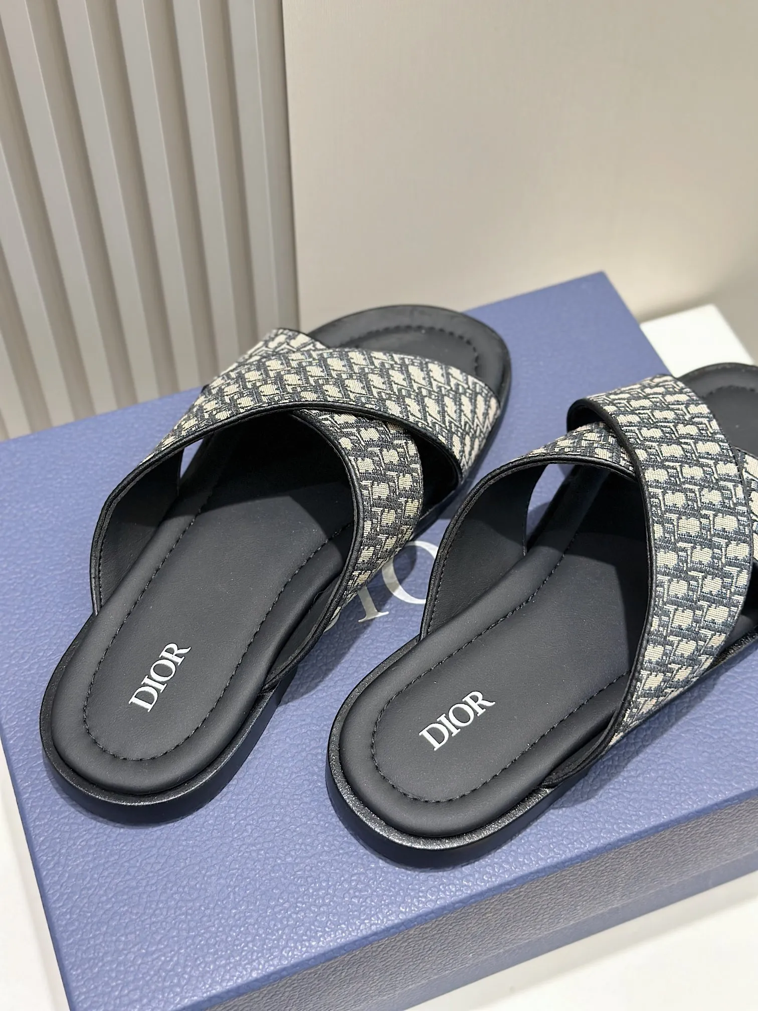 P320【DIOR】💰Size39-44 (38.45 custom-made) 2024ss Dior’s latest men’s slippers are a must-have. Dior Alias ​​Men's Genuine Leather Slippers This summer new Alias ​​sandal embodies a casual and elegant style. Carefully crafted from grained cow leather and Oblique printed fabric, with cowhide lining! Cross-strap design with metal-clad brass CD Diamond logo. The imported cowhide leather and rubber sole adds sophistication and comfort, while Oblique print-effect anti-slip panels add style.